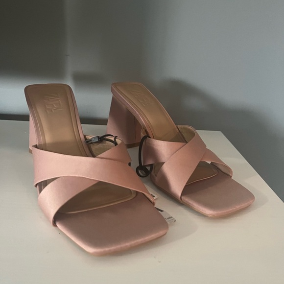 Zara Beige Heeled Crossed Strap Sandals with Block Heels - Picture 2 of 3